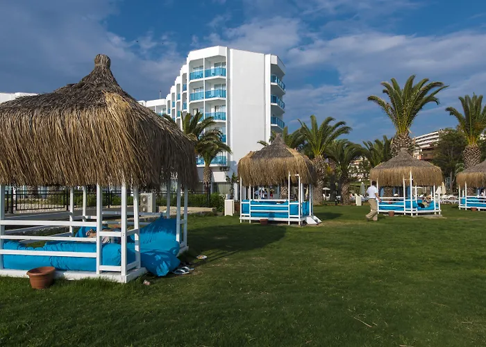 Курортный комплекс Le Bleu & 5*